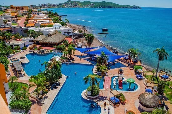 san carlos plaza hotel, guaymas, sonora  hotel que goza de la categor�a gran turismo, cuenta con magn�ficas instalaciones y 173 habitaciones y suites frente al mar de cort�s, equipadas con modernas  amenidades para la comodidad de cada uno de los hu�spedes.<p height=364 width=550>San Carlos tiene la opic�n de hospedaje para perros con un peso menor a los 15 kg, desde luego tambi�n son admitidos en la playa donde podr�s pasearlos asi  como en algunas �reas comunes. La estancia de tu cachorro tendr� un costo de 25 usd por d�a, deber�s traer sus platos y cama para dormir.<p><h2><b>Las Ventanas al Para�so, a Rosewood Resort, San Jos� del Cabo</b></h2><p><img src=